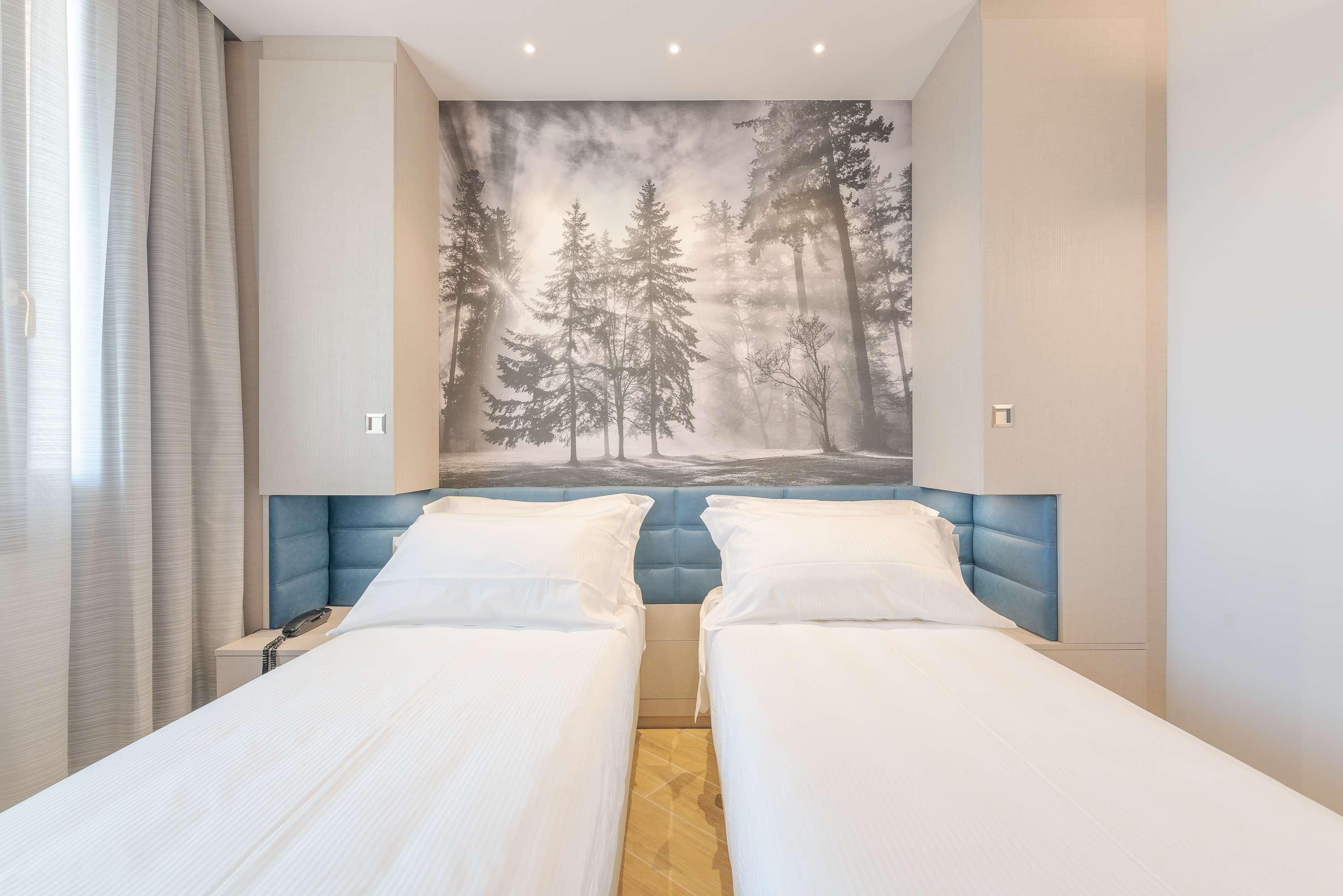 Business Queen Room Convert Into Two Twin Beds