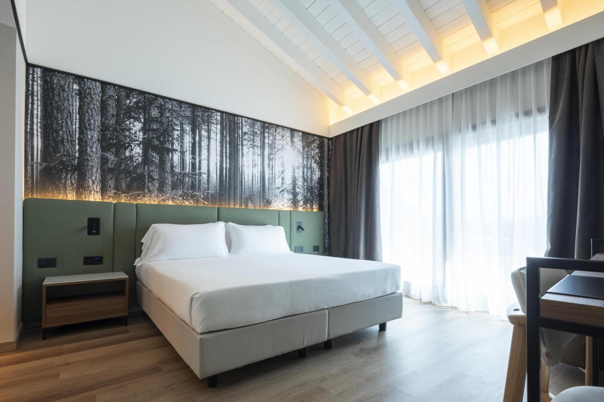 Superior Queen Room with Balcony and Lake View - Free Spa Access